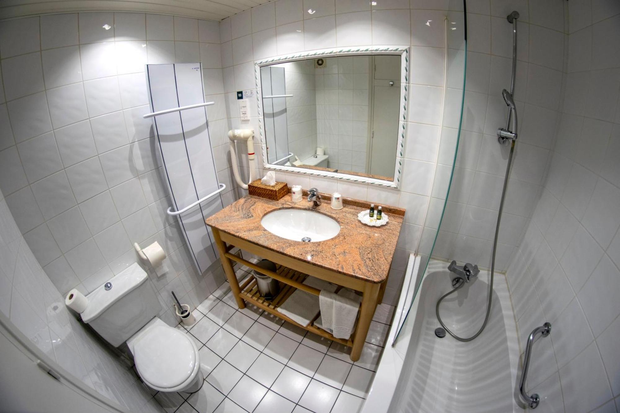 Le Relais Fleuri, Hotel Et Restaurant Logis - Avallon Sauvigny-le-Bois Kültér fotó